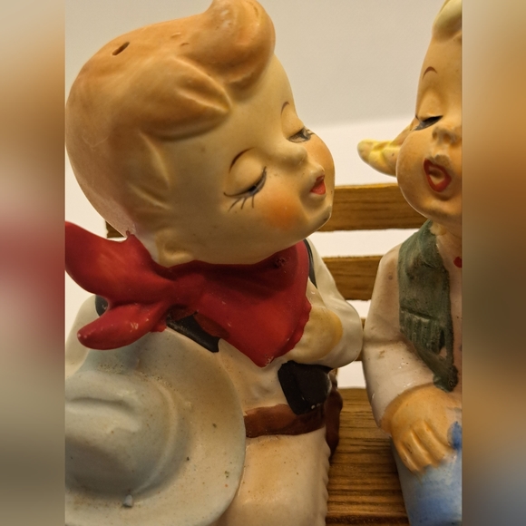 Boy and Girl Kissing Vintage Salt And pepper. - Picture 6 of 8